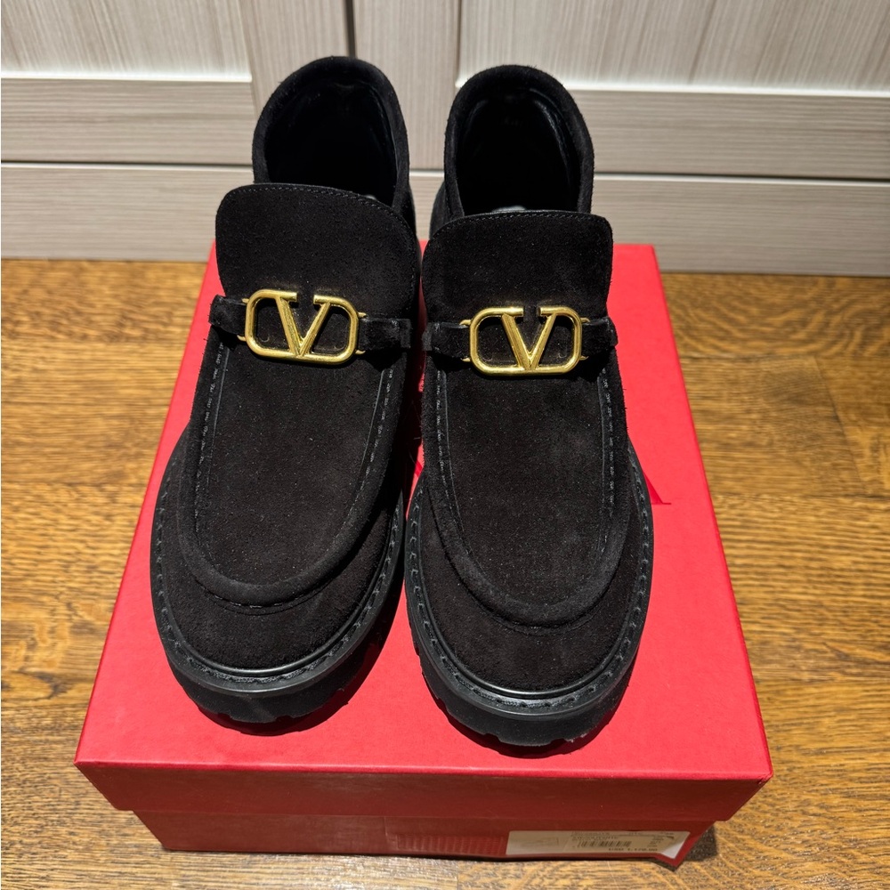VLogo Signature suede ankle boots NWT
